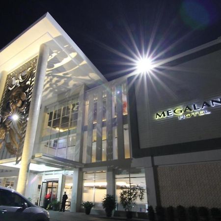 เมกะแลนด์ โฮเต็ล โซโล Hotel Surakarta  ภายนอก รูปภาพ