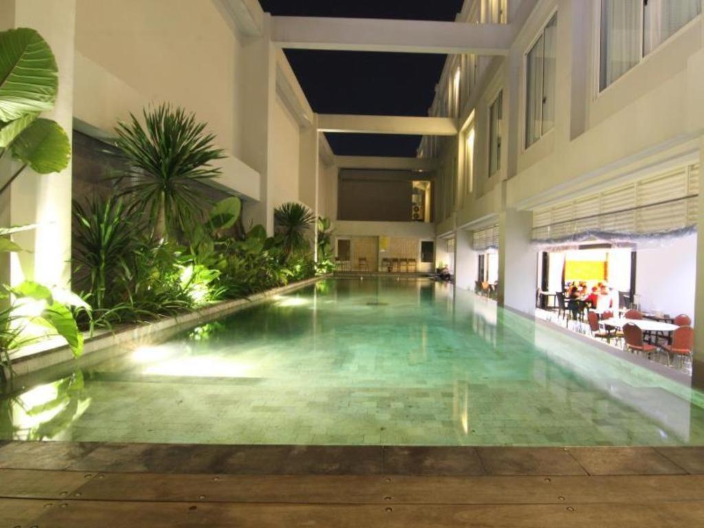 เมกะแลนด์ โฮเต็ล โซโล Hotel Surakarta  ภายนอก รูปภาพ