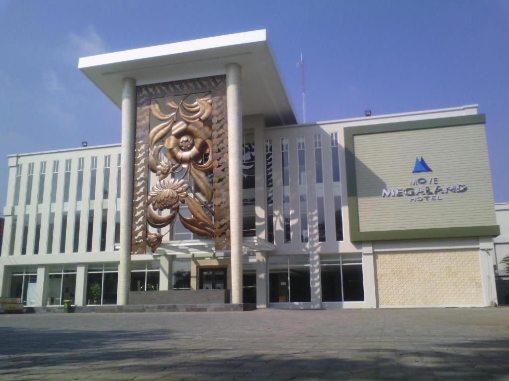 เมกะแลนด์ โฮเต็ล โซโล Hotel Surakarta  ภายนอก รูปภาพ