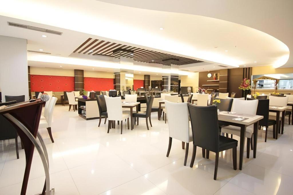 เมกะแลนด์ โฮเต็ล โซโล Hotel Surakarta  ภายนอก รูปภาพ
