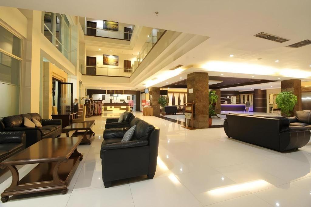 เมกะแลนด์ โฮเต็ล โซโล Hotel Surakarta  ภายนอก รูปภาพ