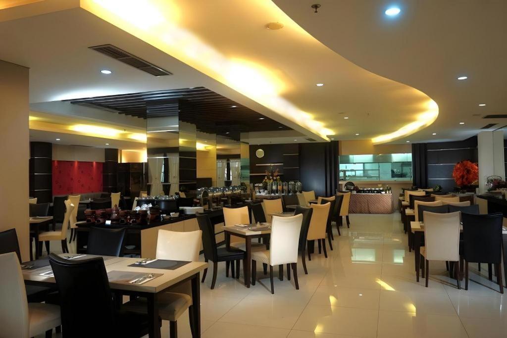 เมกะแลนด์ โฮเต็ล โซโล Hotel Surakarta  ภายนอก รูปภาพ
