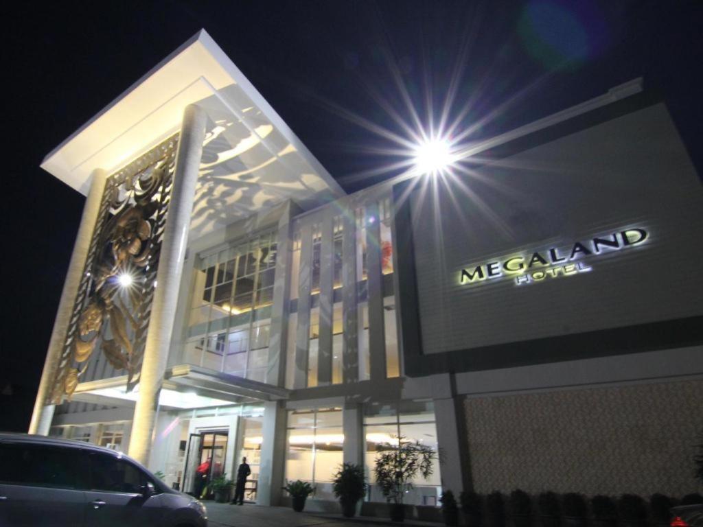 เมกะแลนด์ โฮเต็ล โซโล Hotel Surakarta  ภายนอก รูปภาพ