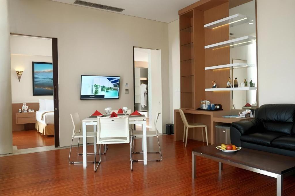 เมกะแลนด์ โฮเต็ล โซโล Hotel Surakarta  ภายนอก รูปภาพ