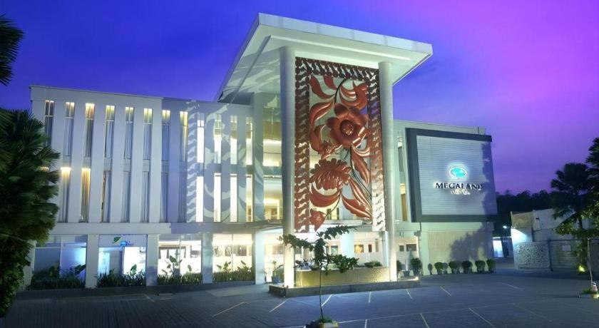 เมกะแลนด์ โฮเต็ล โซโล Hotel Surakarta  ภายนอก รูปภาพ
