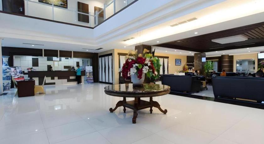 เมกะแลนด์ โฮเต็ล โซโล Hotel Surakarta  ภายนอก รูปภาพ