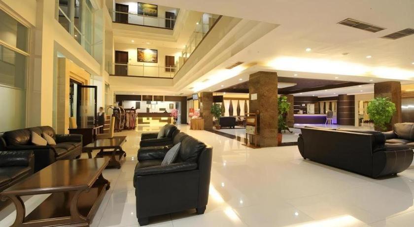 เมกะแลนด์ โฮเต็ล โซโล Hotel Surakarta  ภายนอก รูปภาพ