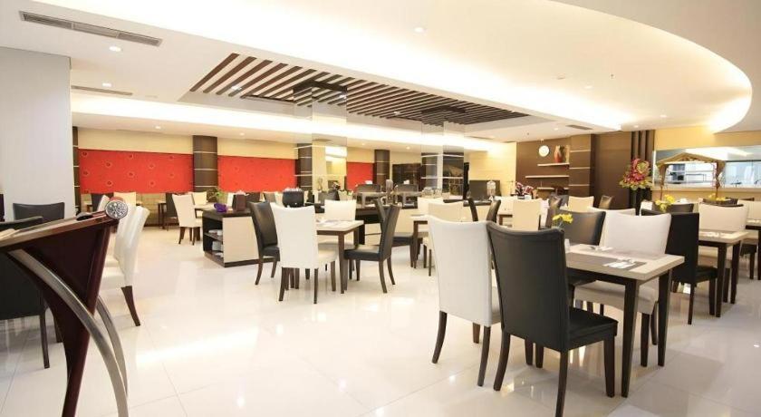 เมกะแลนด์ โฮเต็ล โซโล Hotel Surakarta  ภายนอก รูปภาพ