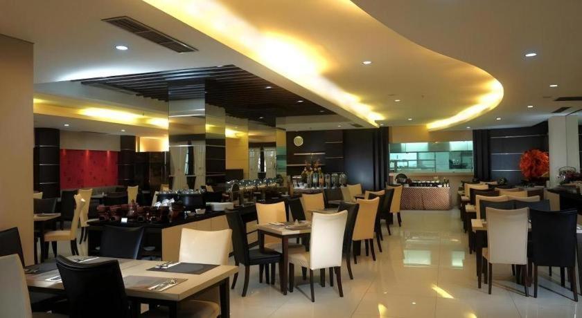 เมกะแลนด์ โฮเต็ล โซโล Hotel Surakarta  ภายนอก รูปภาพ