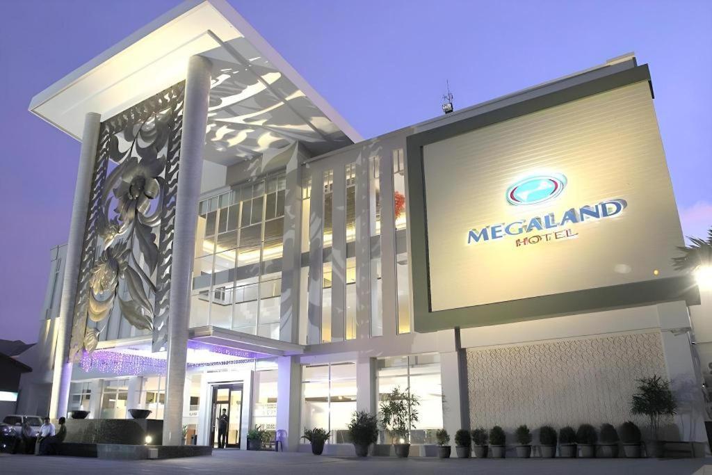 เมกะแลนด์ โฮเต็ล โซโล Hotel Surakarta  ภายนอก รูปภาพ