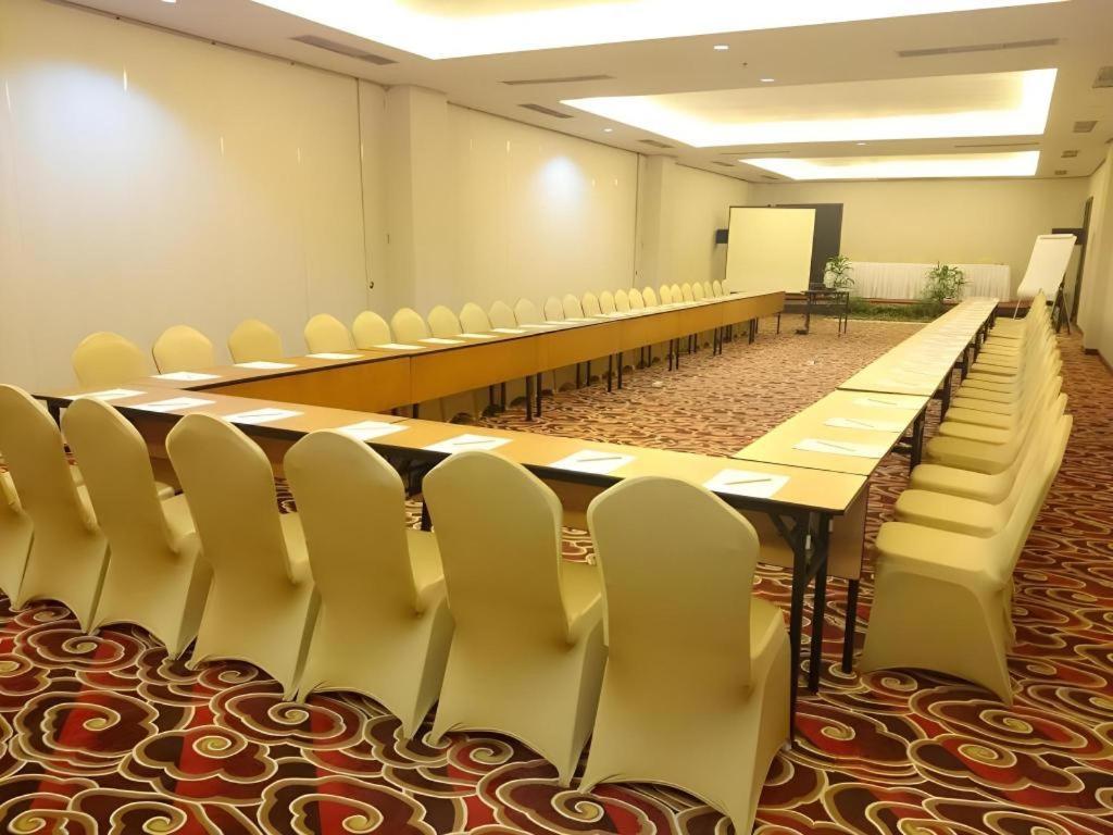 เมกะแลนด์ โฮเต็ล โซโล Hotel Surakarta  ภายนอก รูปภาพ