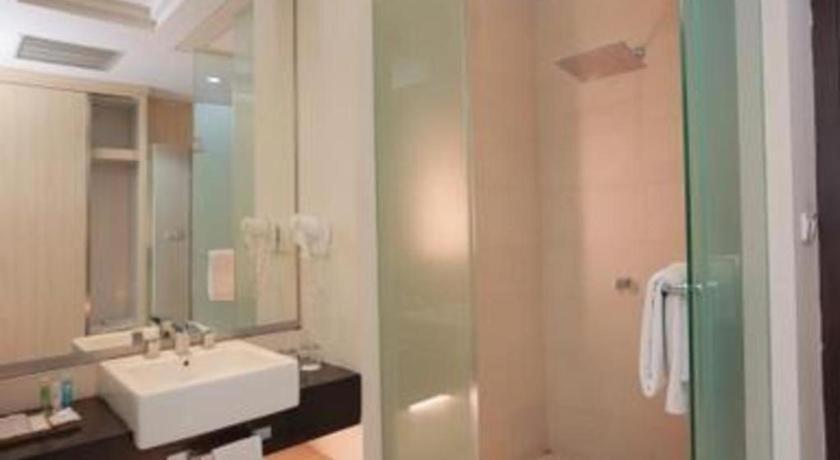 เมกะแลนด์ โฮเต็ล โซโล Hotel Surakarta  ภายนอก รูปภาพ