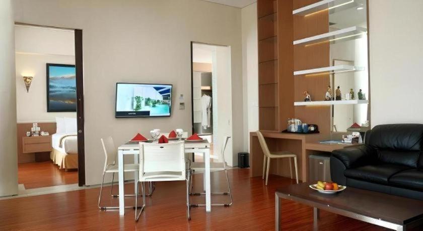 เมกะแลนด์ โฮเต็ล โซโล Hotel Surakarta  ภายนอก รูปภาพ