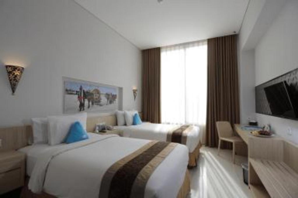 เมกะแลนด์ โฮเต็ล โซโล Hotel Surakarta  ภายนอก รูปภาพ